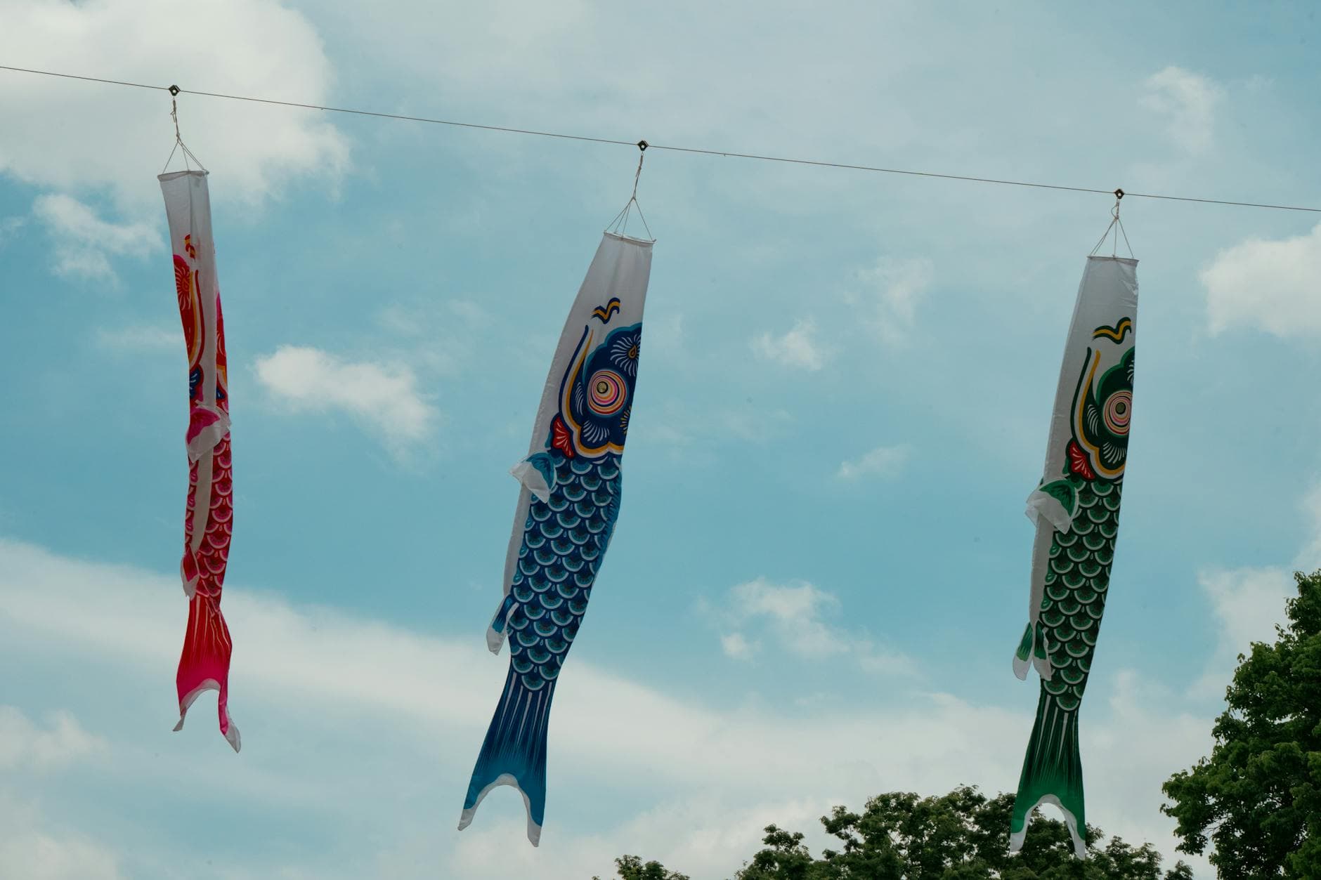 青空を泳ぐカラフルな鯉のぼり